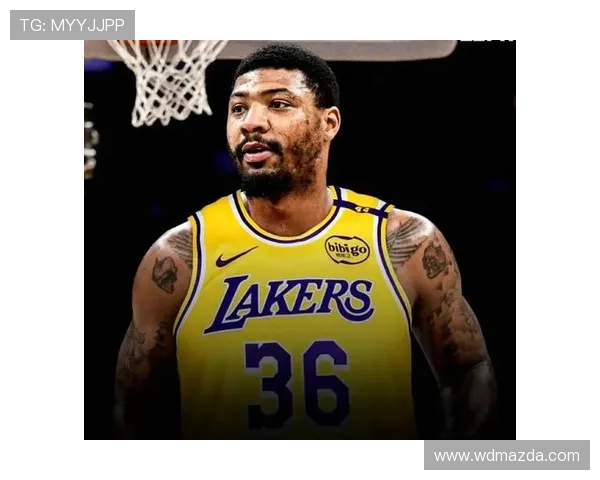 斯玛特底角背投超远三分精准命中 湖人赛前训练场面引人注目